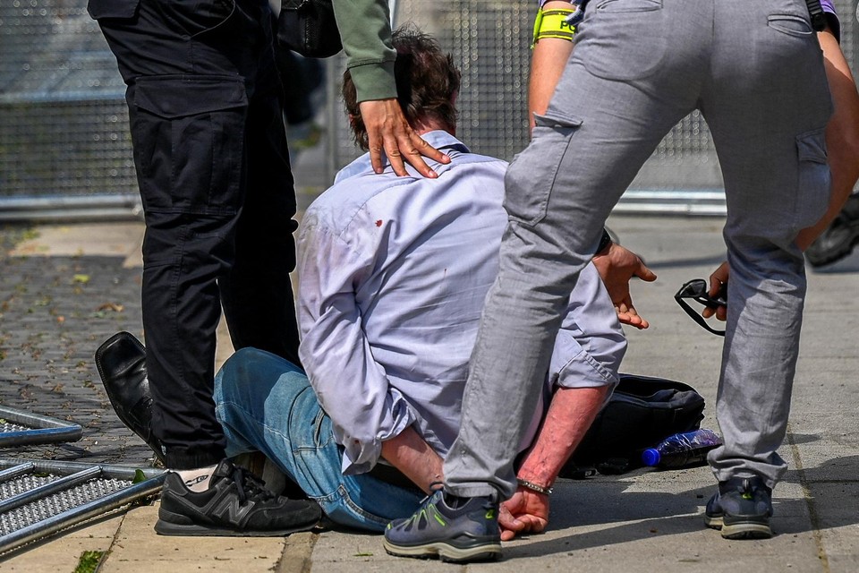 Politie arresteert een man nadat hij de Slovaakse premier Robert Fico had neergeschoten.