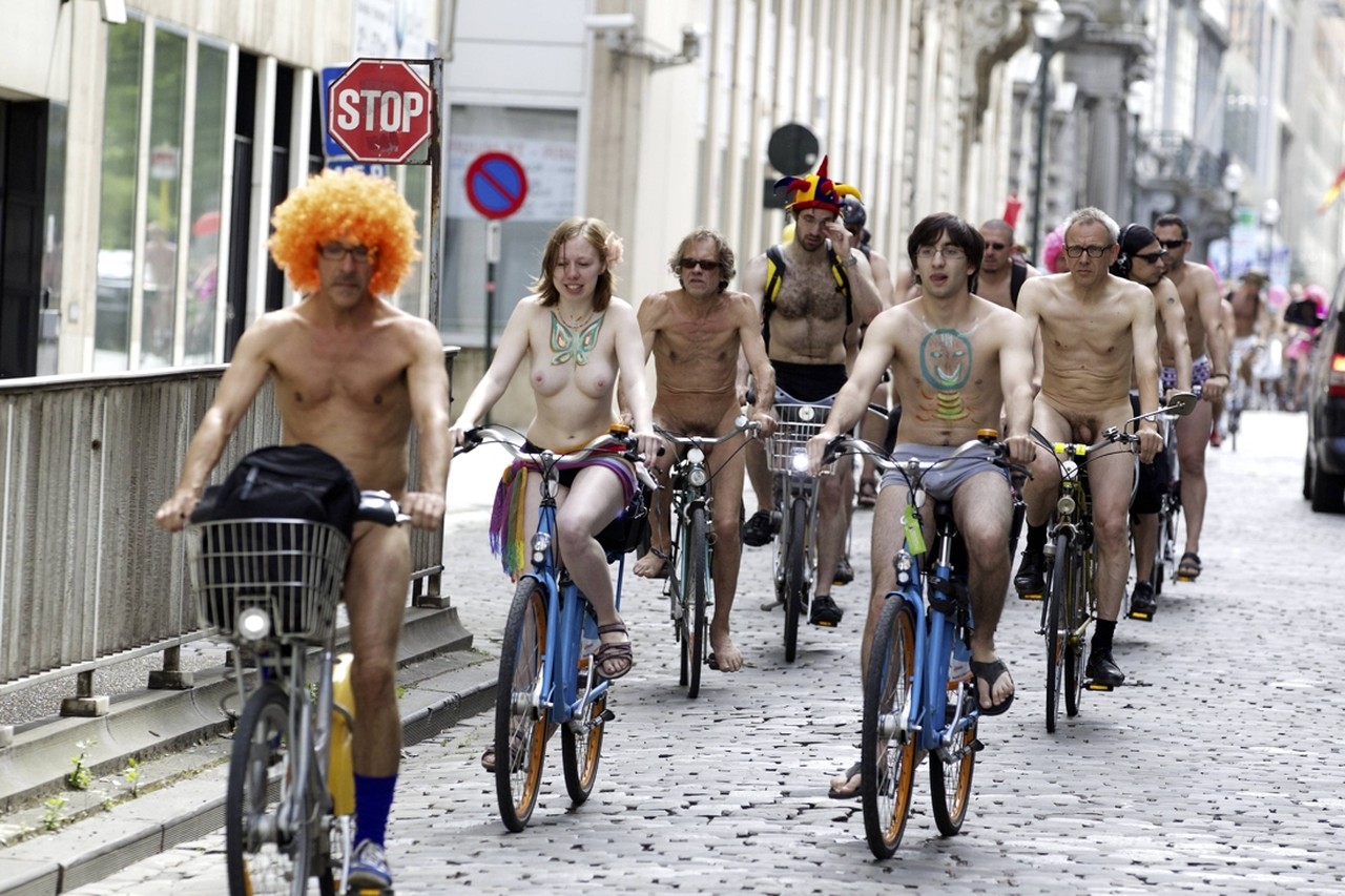 Naakte fietsers protesteren in Brussel | De Standaard Mobile