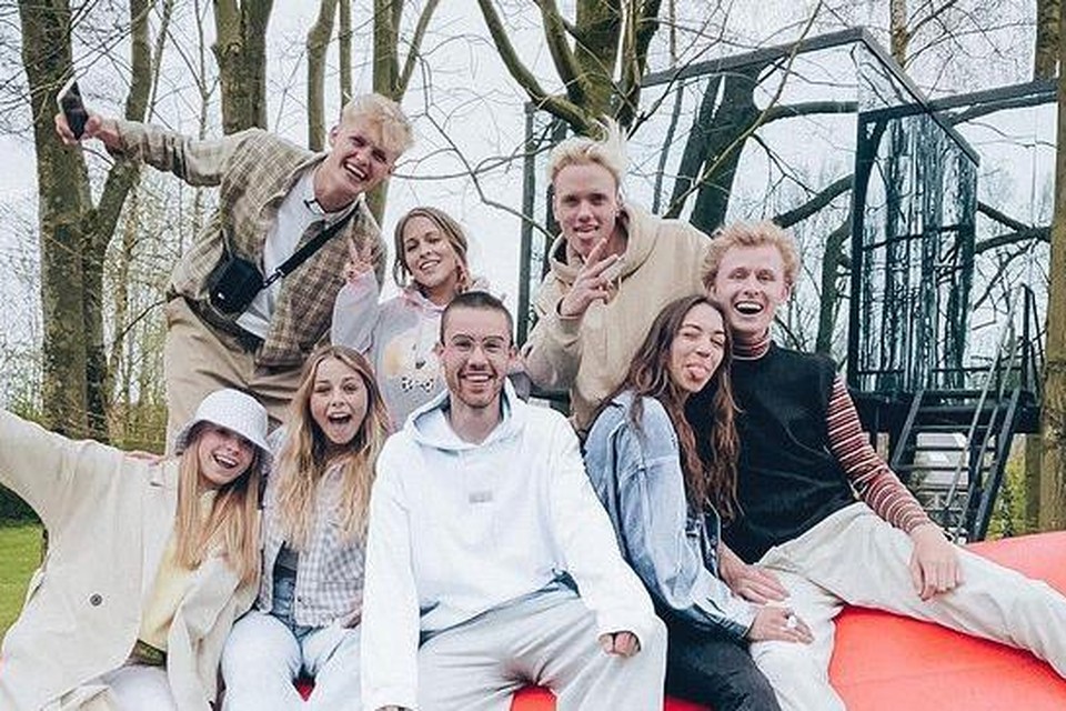 Voor  leefden acht Vlaamse influencers, die verdacht veel op elkaar lijken, een tijdje samen in een vakantiehuis. 