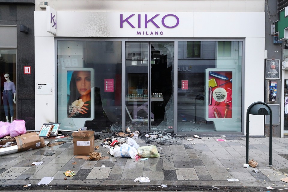 Een beschadigde winkel na de rellen van vorige zondag. 