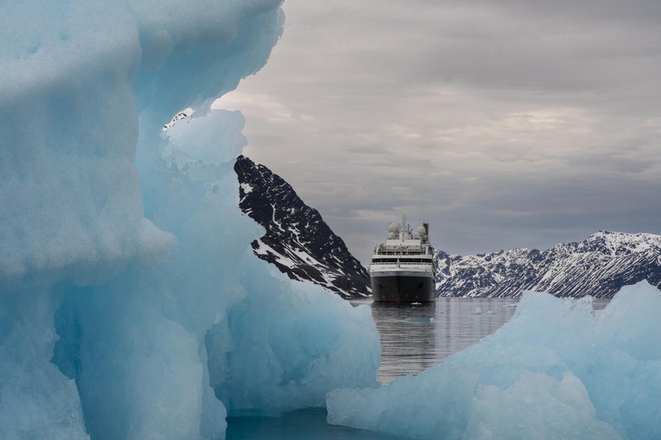 Een cruiseschip bij Spitsbergen.
