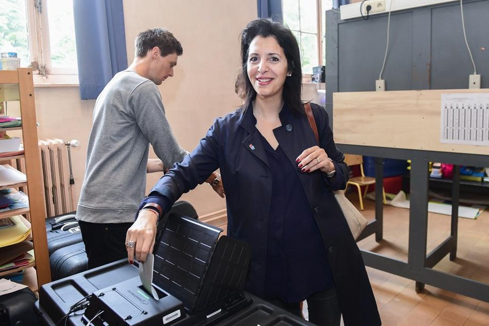 Ecolo-covoorzitter Zakia Khattabi brengt haar stem uit. Als Ecolo-groen de grootste formatie wordt, wordt zij mogelijk de eerste vrouwelijke minister-president in Brussel.