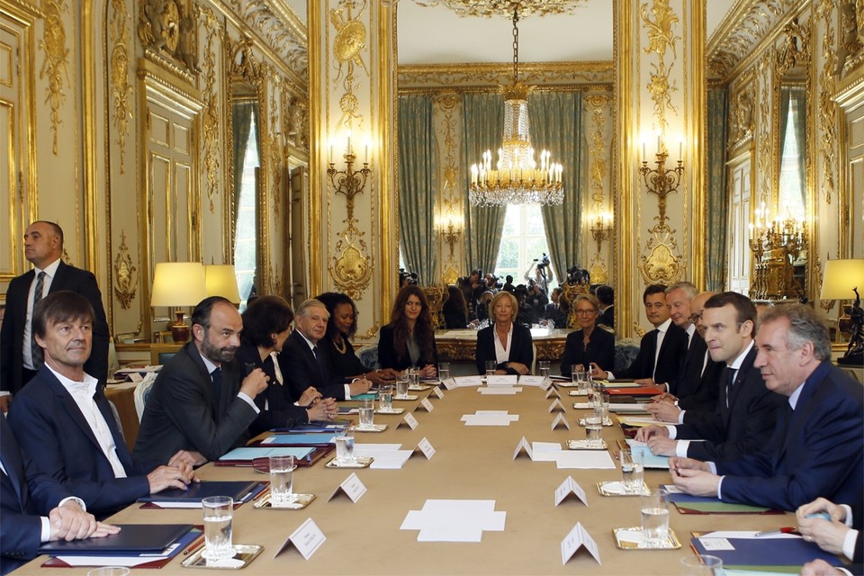 Premier Edouard Philippe (tweede van links aan de tafel) met zijn regering bij president Macron (tweede van rechts). 