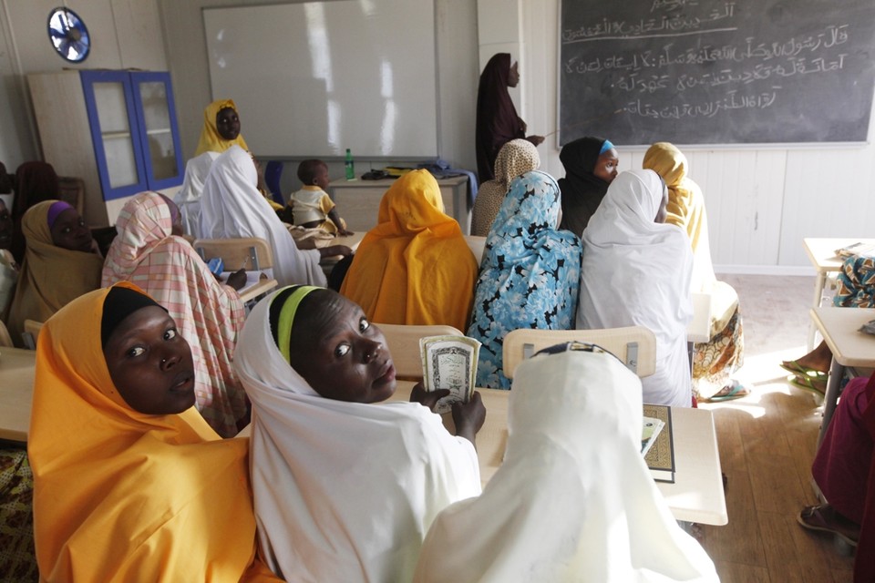 Archiefbeeld: kinderen die gekidnapt werden door Boko Haram tijdens een aanval op hun dorpen in 2015 krijgen les in een school in Maiduguri (Nigeria). 
