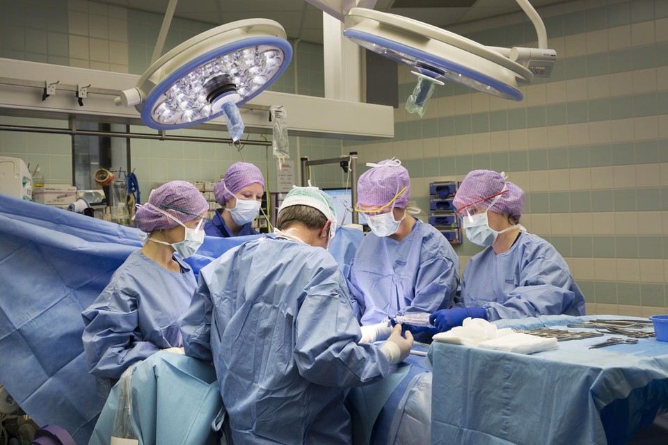 Artsen bij een operatie van een kankerpatiënt (niet het UZ Brussel)