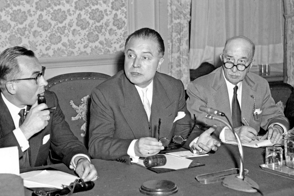 Gaston Eyskens (midden) vormde een CVP-minderheids­kabinet in 1958 