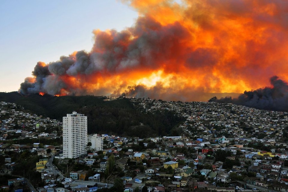 ZATERDAG/ZONDAG. In Chili zijn al minstens elf mensen omgekomen bij een gigantische brand in de Chileense havenstad Valparaiso. Intussen zoeken de hulpdiensten koortsachtig verder naar andere slachtoffers.