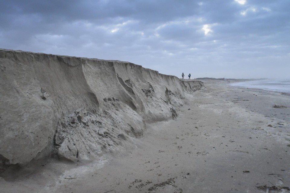 Zandkliffen aan de kust (in Wenduine): het kunstmatige eiland zou Knokke-Heist moeten beschermen tegen dergelijke taferelen.