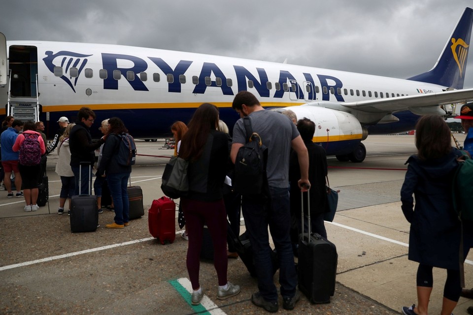 Wie bij Ryanair binnenkort een groter koffertje wil meenemen als handbagage zal daarvoor moeten bijbetalen. 